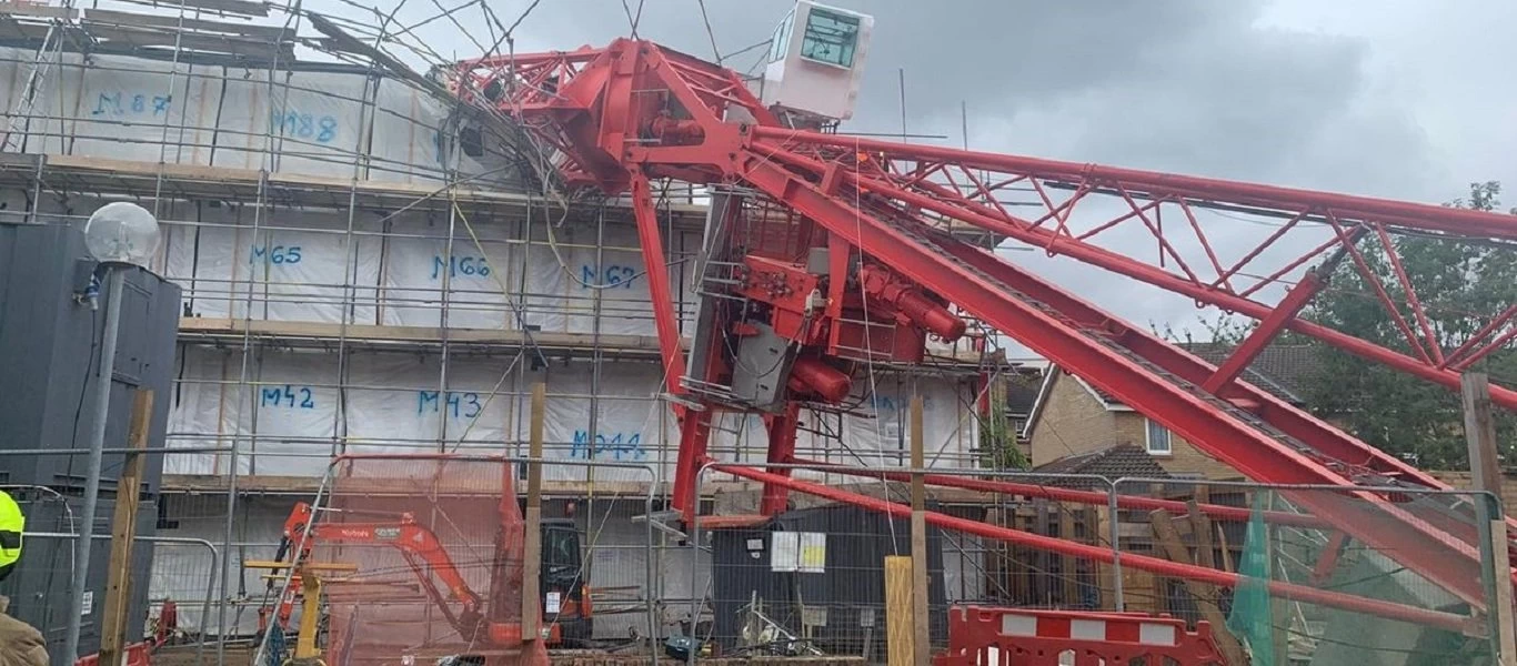 Λονδίνο: Γερανός κατέρρευσε πάνω σε κτίριο - Σκοτώθηκε εργάτης (βίντεο)